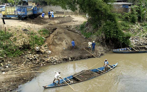  FOTO: Penambang pasir Citarum