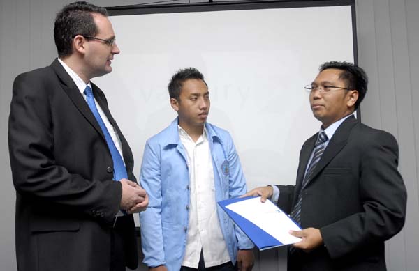  FOTO: Program beasiswa Valbury 2011