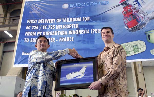  FOTO: Penyerahan tailboom helikopter 