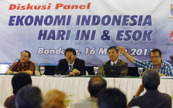  FOTO: Diskusi panel ekonomi pebisnis Jawa Barat