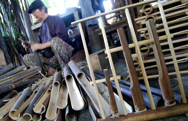  FOTO: Pengiriman angklung terhambat