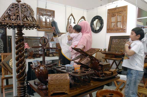  FOTO: Penjual furniture dan seni kayu jati