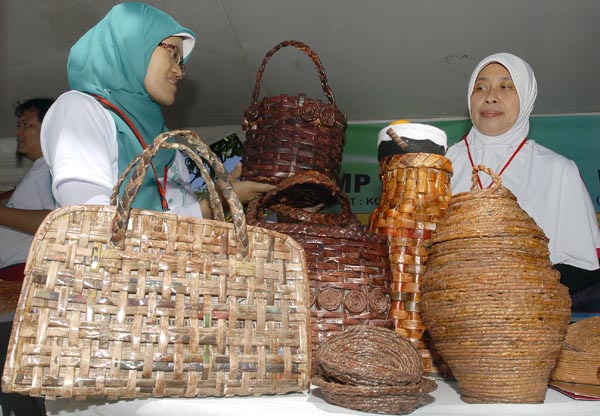  FOTO: Kerajinan pemanfaatan limbah koran