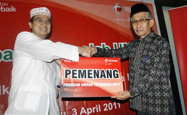  FOTO: Telkomsel lepas 15 pemenang umroh