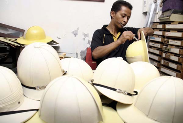 FOTO: Perajin topi demang