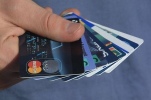  Jumlah pengguna kartu kredit bermasalah dalam kabar ekonomi (7/4)