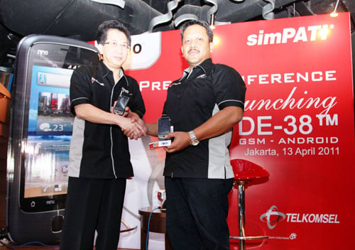  FOTO: Paket bundling smartphone Android IVIO DE-38 Telkomsel