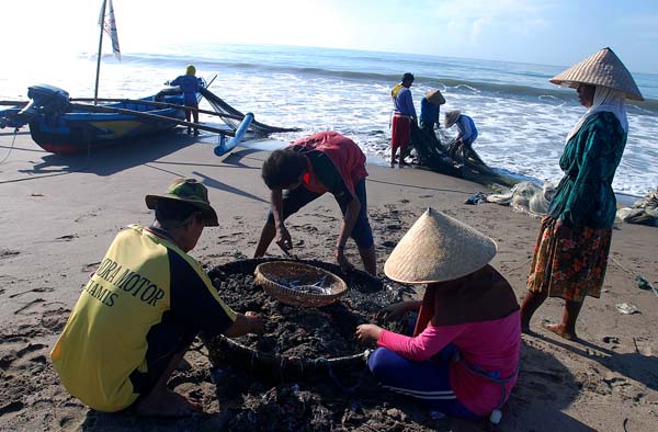  FOTO:Nelayan di Pangandaran baru bisa melaut pada 2013