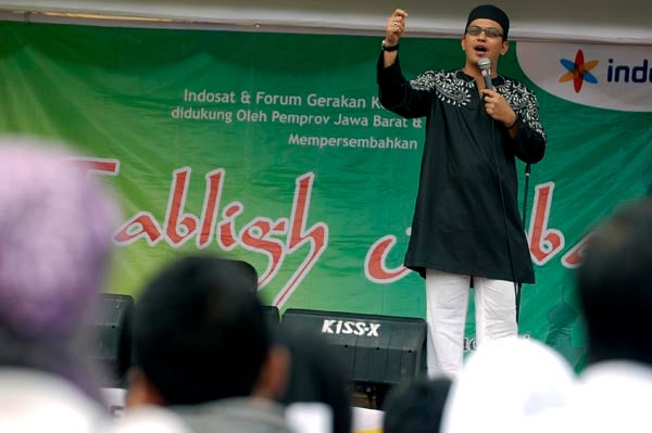  FOTO: Ustadz Jeffry Al-Buchori tausiah di Lap. Gazibu Bandung