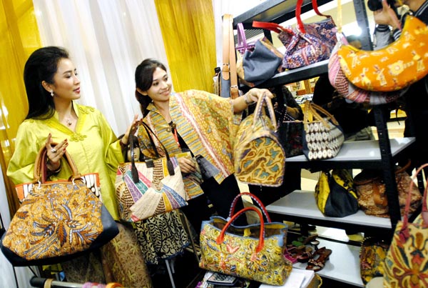  FOTO: Pameran pesona batik 2011