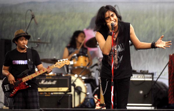  FOTO: Seurieus Band meriahkan HUT ke-50 Bank BJB