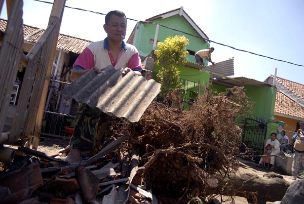  FOTO: Angin puting beliung terjang komplek GBI