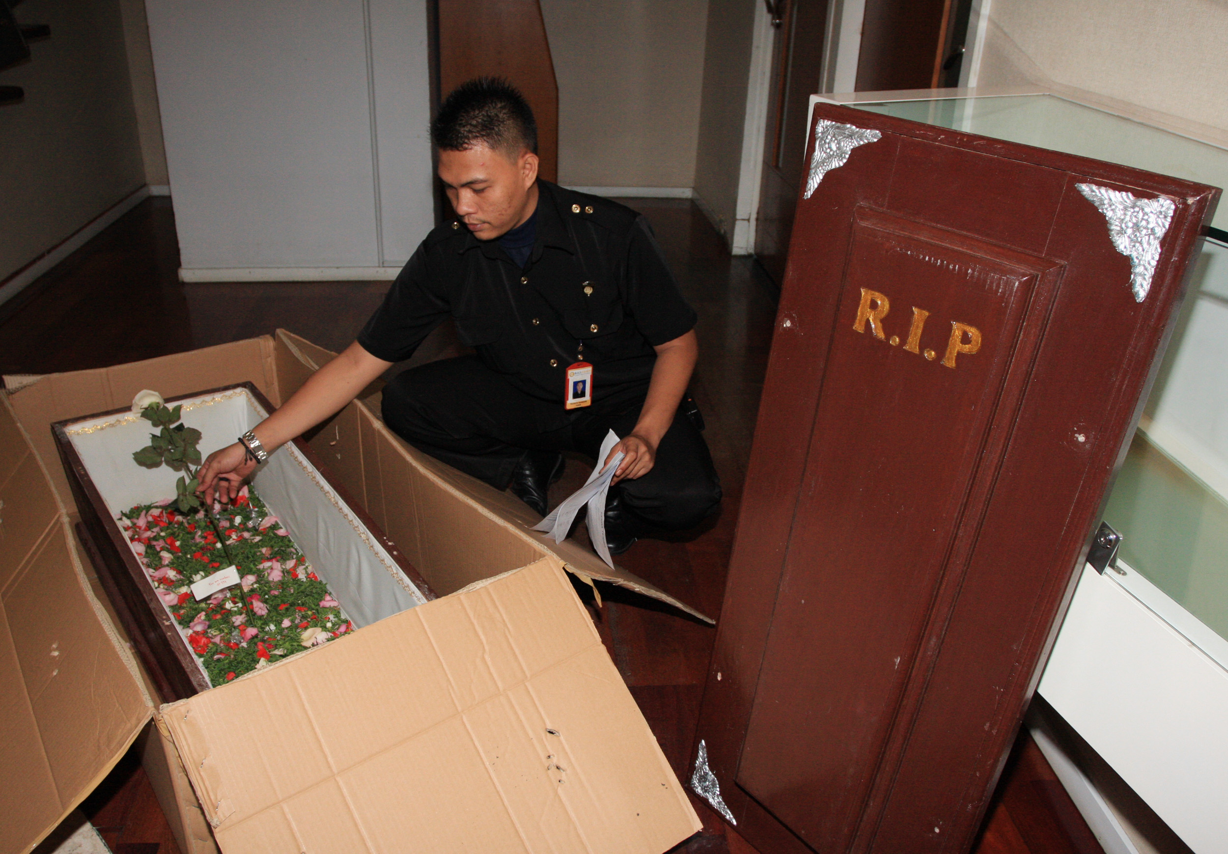  FOTO: Kiriman peti mati untuk media