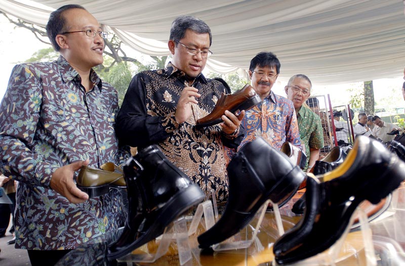  FOTO: Pencanangan penggunaan sepatu buatan nasional di Jabar