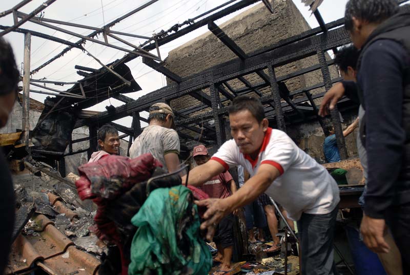  FOTO: Akibat arus pendek listrik rumah hangus terbakar