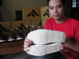  Foremost, sepatu beralas kaki peta Nusantara dan beraksara Sunda