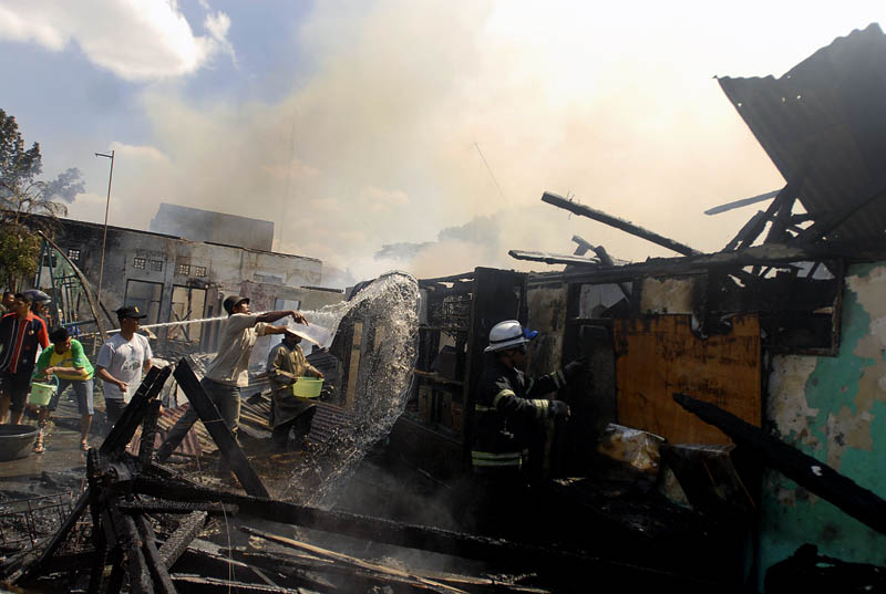  FOTO: Sejumlah rumah Asrama Pusenkav Bandung terbakar