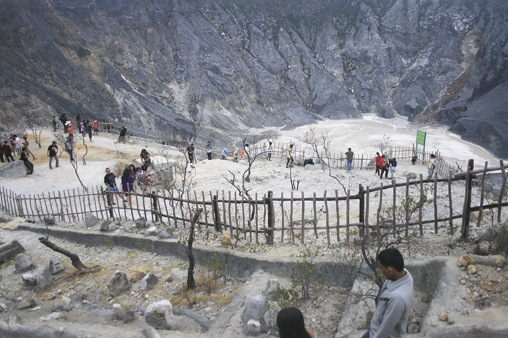  FOTO: Wisatawan kunjungi Tangkubanparahu