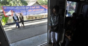  Penumpang KRL Commuter Line Bekasi mulai beradaptasi