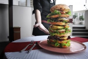  Burger Tower, berani makan burger setinggi 50 cm ini?