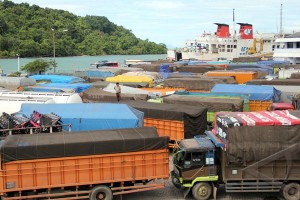  Kabar Nasional: Antrian truk menuju Merak semakin parah