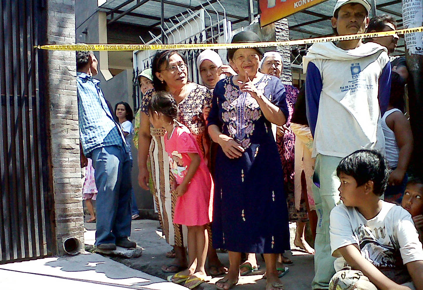  FOTO: Warga antusias menyaksikan rekonstruksi bom Cirebon