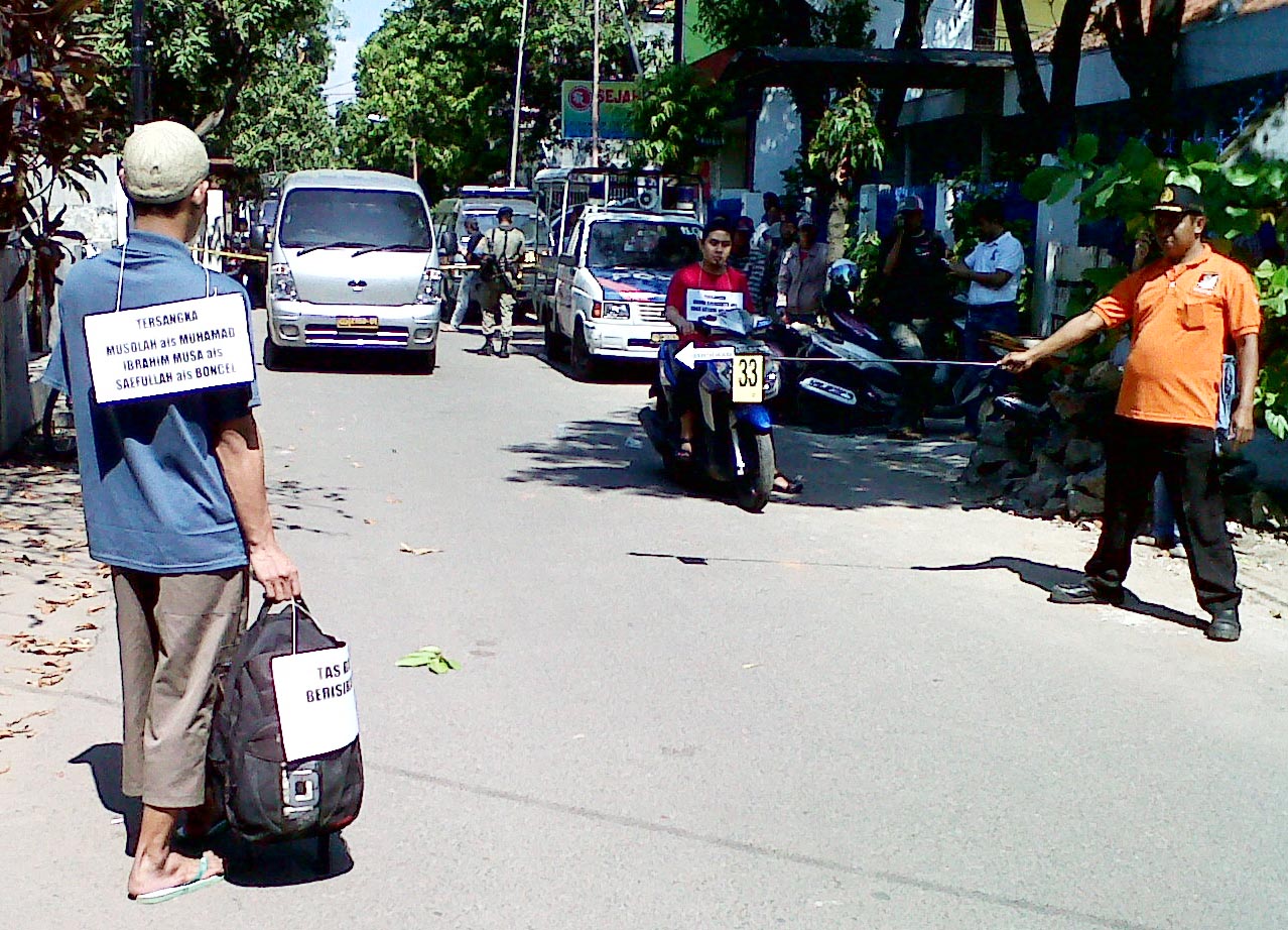  FOTO: Tersangka bom Cirebon membawa paket bom