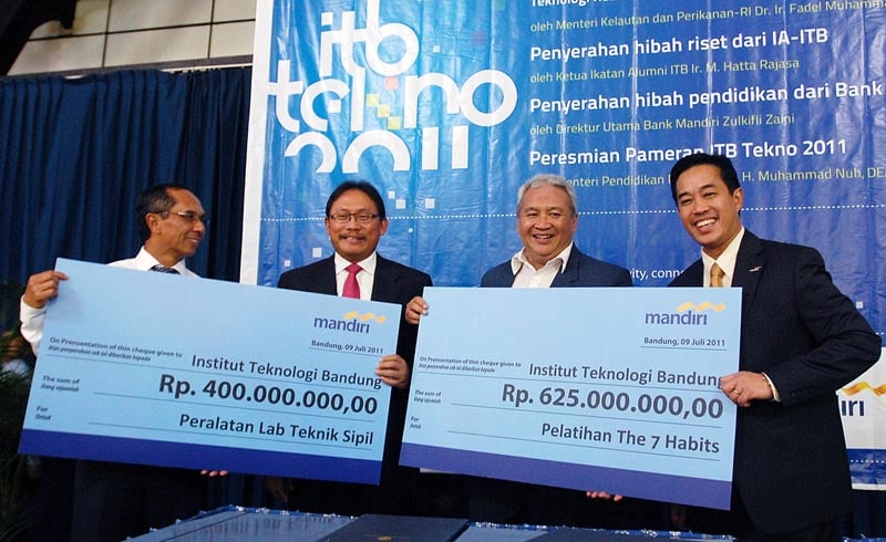  FOTO: Bank Mandiri serahkan bantuan pendidikan kepada ITB