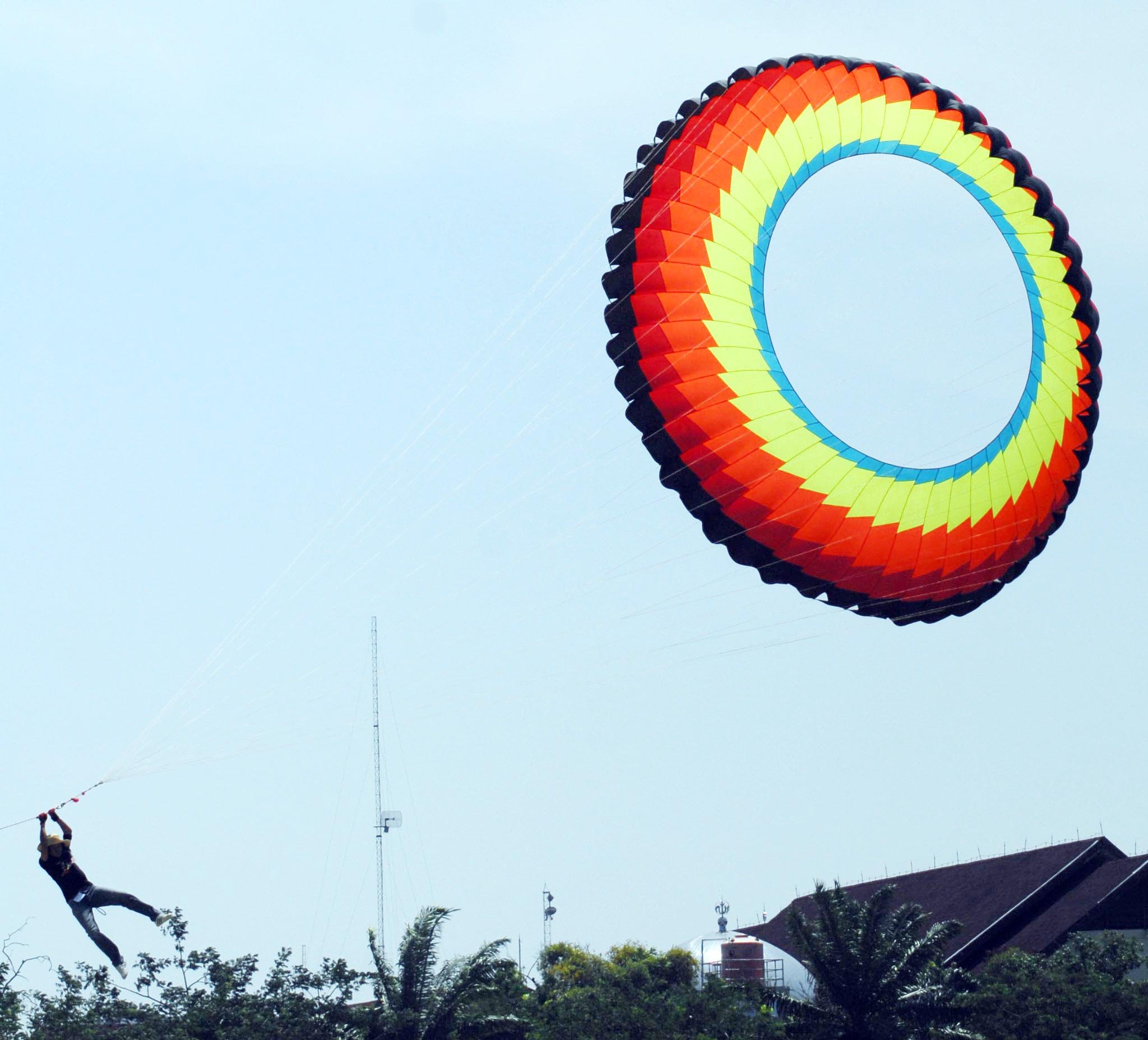  FOTO: Terseret layang-layang saat festival di Banda Aceh