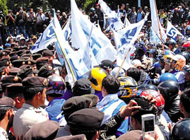  Tolak pembongkaran pabrik, ribuan buruh demo Wali Kota Bandung