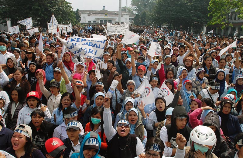  FOTO: Ribuan karyawan pabrik kepung Balkot Bandung