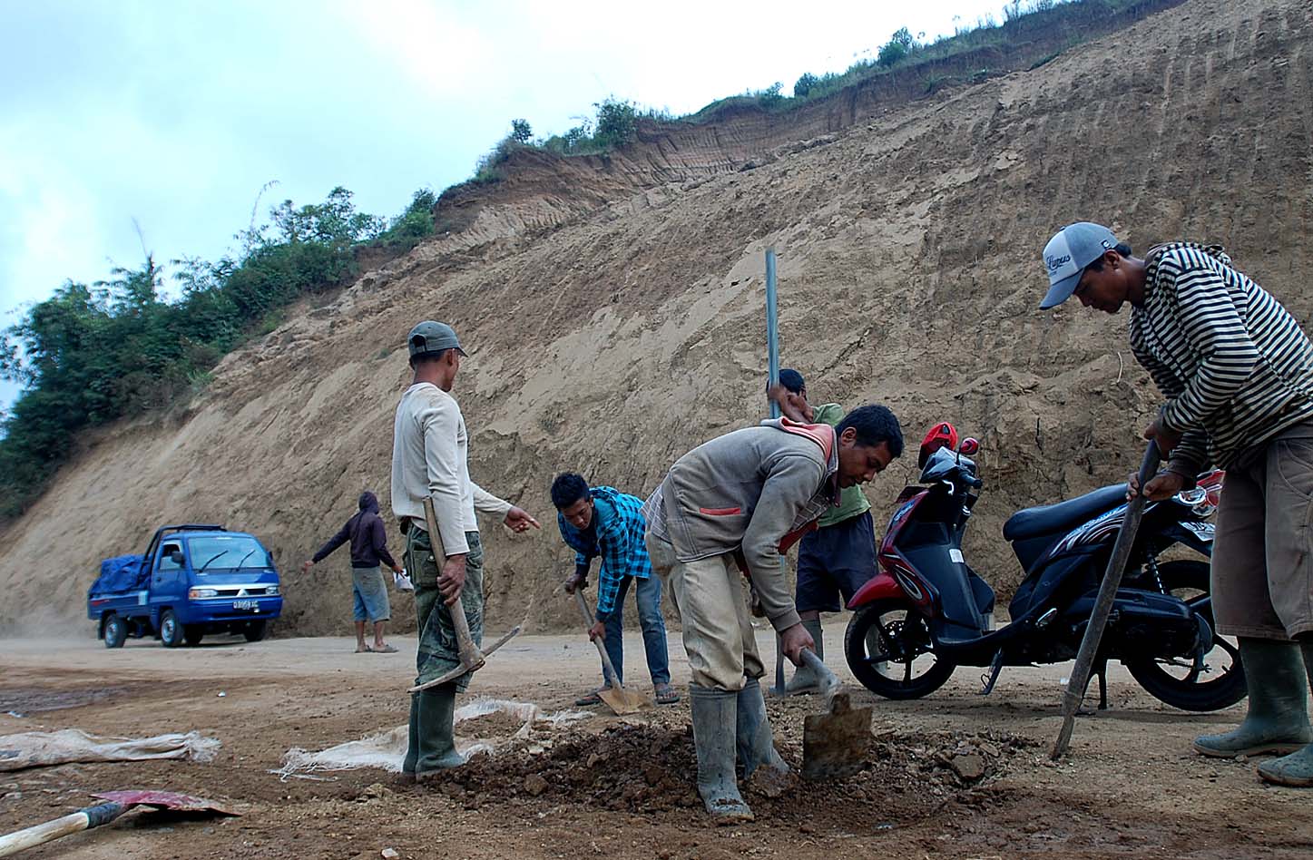  FOTO: Akibat longsor badan jalan licin