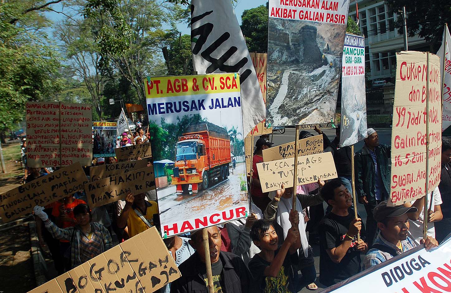  FOTO: Warga Cileungsi Bogor tuntut penutupan Galian C