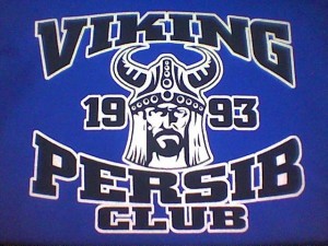  Viking rayakan ultah dengan mandikan patung Persib