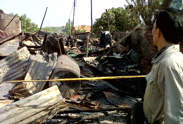  FOTO: Kebakaran gudang barang bekas di Cirebon