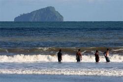  Tinggi gelombang laut di Palabuhanratu 1,5 meter