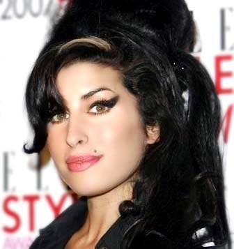  Penyanyi Winehouse ditemukan meninggal di rumahnya