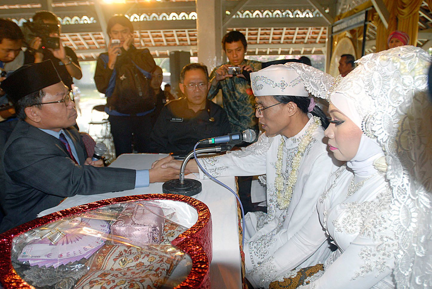  FOTO: Wali Kota Bandung jadi saksi pernikahan massal penderita tuna netra