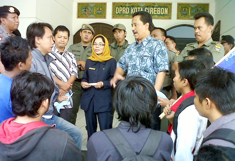  FOTO: AMCAK protes rumah dinas Wali Kota Cirebon