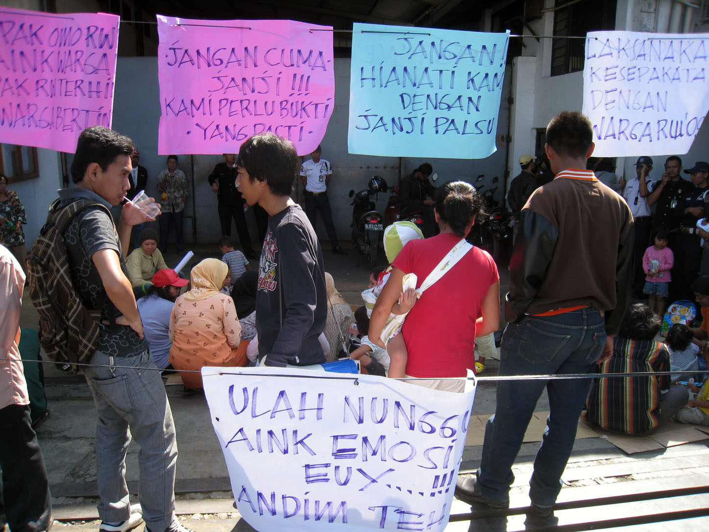  FOTO: Warga Sindangjaya datangi pabrik CV Sandang Sari