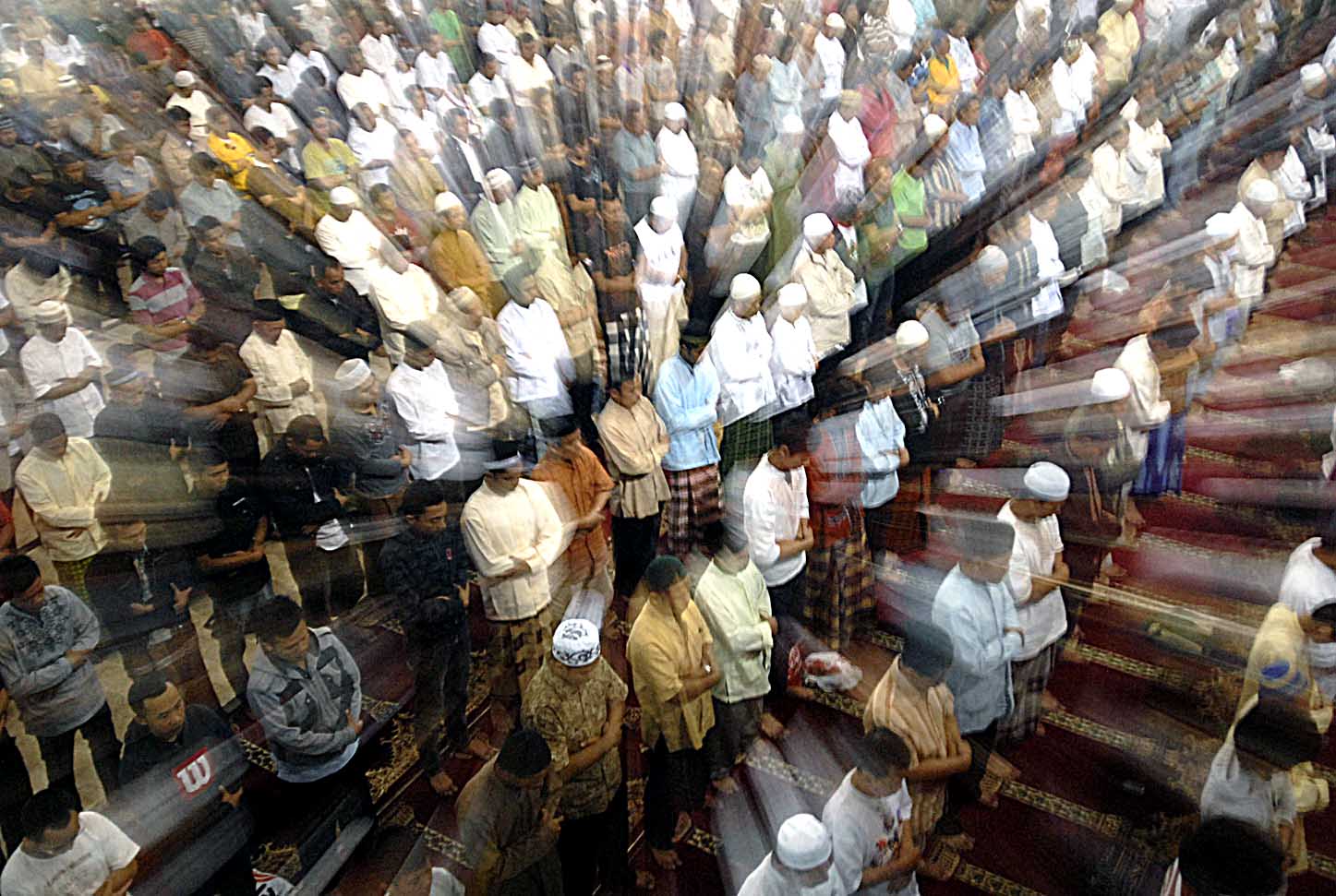  FOTO: Ribuan jamaah penuhi Masjid Raya Bandung