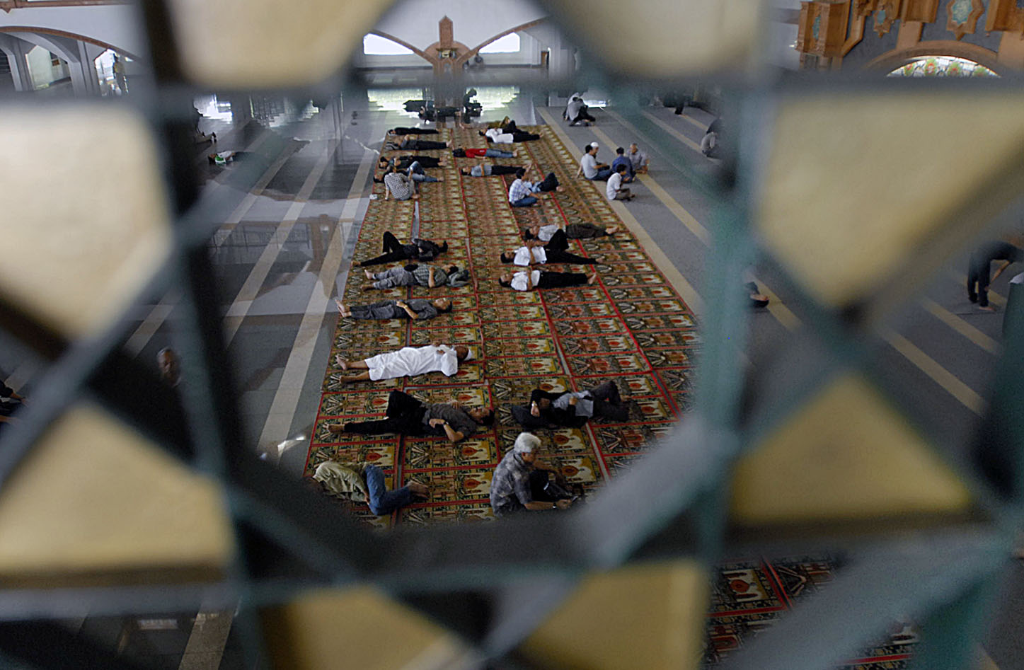  FOTO: Memanfaatkan istirahat siang dengan tidur di Masjid