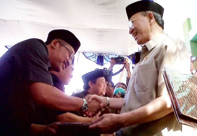  FOTO: Menteri Agama bagikan bantuan di Cirebon