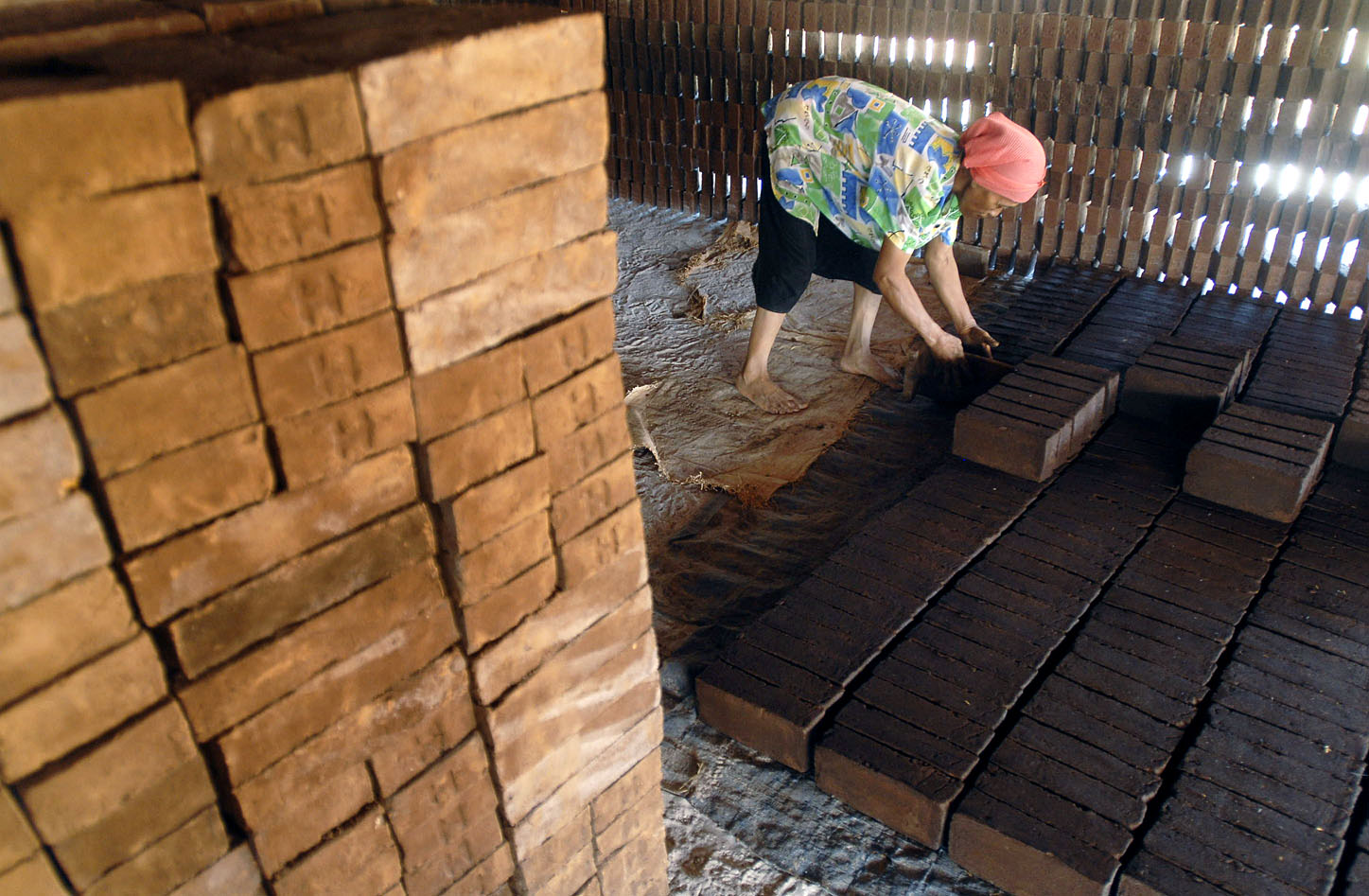  FOTO: Upah perajin batu bata