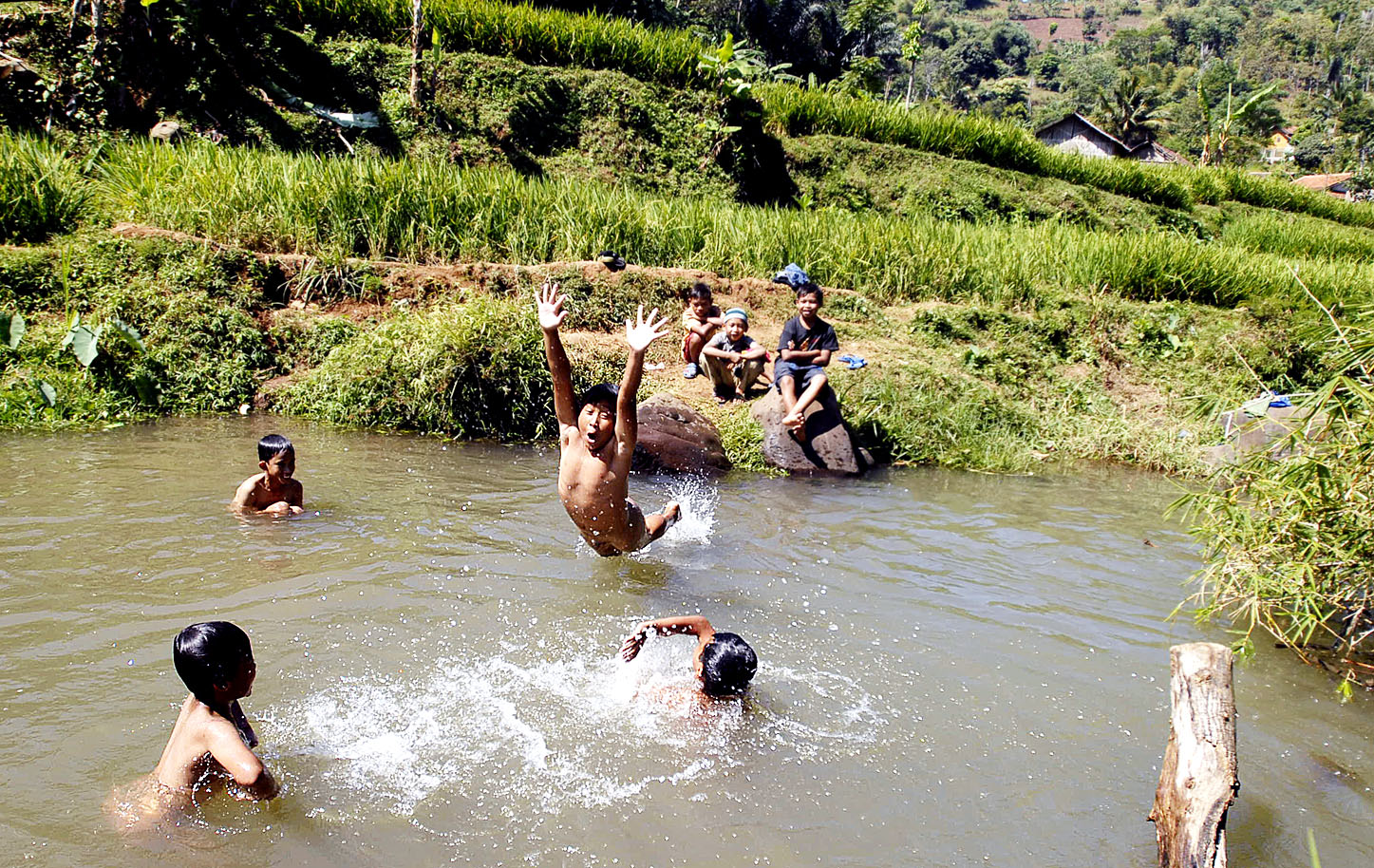  FOTO: Ngabuburit di aliran sungai Citarik