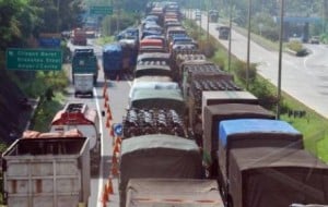  Antrean truk capai pintu tol Merak