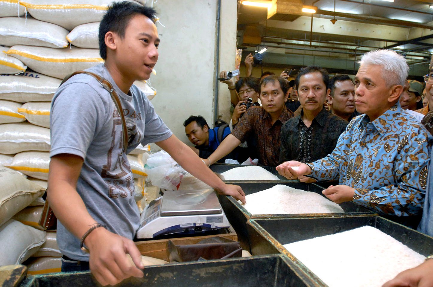  FOTO: Hatta Radjasa tinjau harga sembako di Pasar Baru Bandung