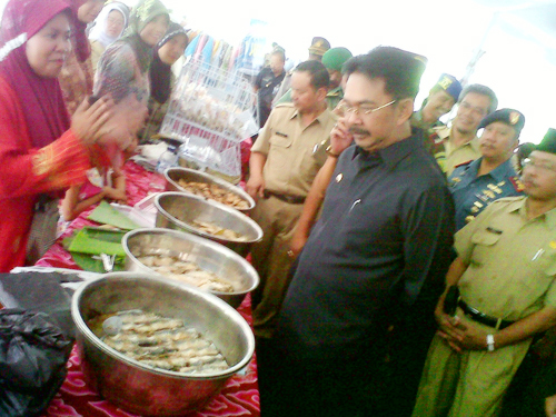  FOTO: Bupati Cirebon tinjau pasar murah Ramadan