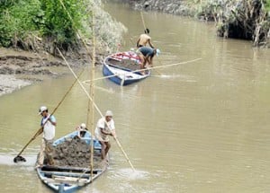  Sungai Citarum, airnya hitam dan berbau