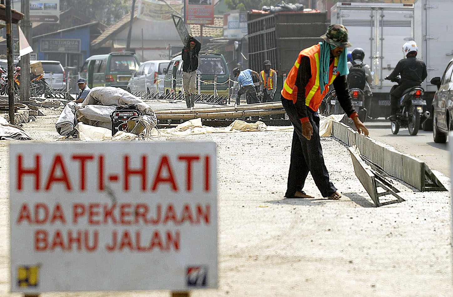  FOTO: Perbaikan jalan bantu perlancar distribusi sayuran di Bandung